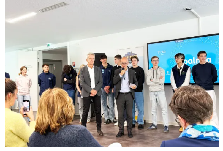 Une image contenant habits, personne, homme, murLe contenu généré par l’IA peut être incorrect.